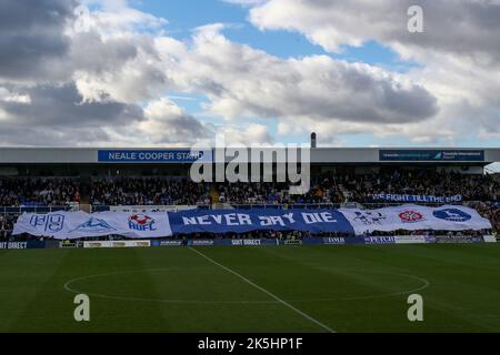 Die Fans von Hartlepool United entrollen vor dem Spiel der Sky Bet League 2 zwischen Hartlepool United und Carlisle United am Samstag, dem 8.. Oktober 2022, im Victoria Park in Hartlepool ein Banner. (Kredit: Mark Fletcher | MI News) Kredit: MI Nachrichten & Sport /Alamy Live News Stockfoto