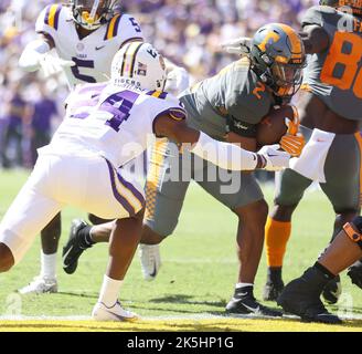 Baton Rouge, USA. 08. Oktober 2022. Freiwillige aus Tennessee, die Jabari Small (2) zurücklaufen, erzielen am Samstag, den 8. Oktober 2022, bei einem kurzen Yardage-Touchdown im ersten Viertel eines College-Fußballspiels im Tiger Stadium in Baton Rouge, Louisiana, eine Punktzahl. (Foto von Peter G. Forest/Sipa USA) Quelle: SIPA USA/Alamy Live News Stockfoto