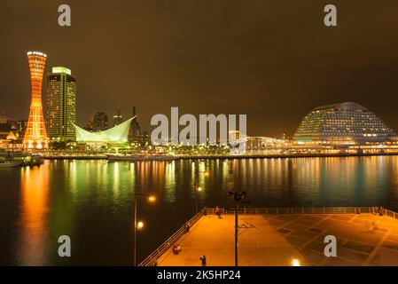 Nachtaufnahmen des Hafens von Kobe in Kobe, Japan, mit dem Kobe Port Tower und dem Okura Hotel. Stockfoto