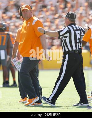 Baton Rouge, USA. 08. Oktober 2022. Tennessee Volunteers Cheftrainer Josh Heupel geht während eines College-Fußballspiels im Tiger Stadium in Baton Rouge, Louisiana, am Samstag, den 8. Oktober 2022, von einem Schiedsrichter weg. (Foto von Peter G. Forest/Sipa USA) Quelle: SIPA USA/Alamy Live News Stockfoto