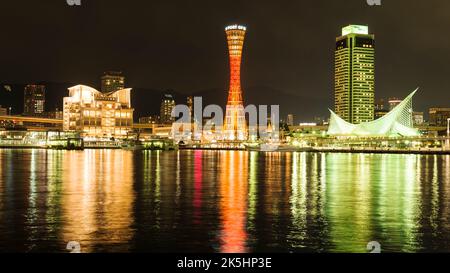 Nachtaufnahmen des Hafens von Kobe in Kobe, Japan, mit dem Kobe Port Tower und dem Okura Hotel. Stockfoto