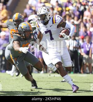 Baton Rouge, USA. 08. Oktober 2022. Der LSU Tigers Wide Receiver Kaysschon BOUTTE (7) versucht, bei einem College-Fußballspiel im Tiger Stadium in Baton Rouge, Louisiana, am Samstag, den 8. Oktober 2022, an den Freiwilligen von Tennessee, die sich gegen Tamarion McDonald (12) wehrten, vorbeizulaufen. (Foto von Peter G. Forest/Sipa USA) Quelle: SIPA USA/Alamy Live News Stockfoto