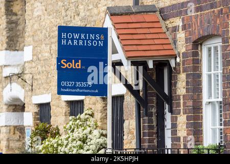 NORTHAMPTONSHIRE, Großbritannien - 25. Mai 2022. Haus verkauft Schild vor dem Eingang zu einer alten Hütte in Stoke Bruerne Dorf Stockfoto