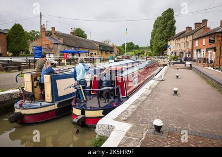 NORTHAMPTONSHIRE, Großbritannien - 25. Mai 2022. Narrowbooten oder Kanalkähne in einer Schleuse auf dem Grand Union Canal im Dorf Stoke Bruerne Stockfoto
