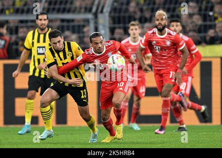 DORTMUND - (lr) Raphael Guerreiro von Borussia Dortmund, Leroy Sane vom FC Bayern München beim Bundesliga-Spiel zwischen Borussia Dortmund und dem FC Bayern München am 8. Oktober 2022 im Signal Iduna Park in Dortmund. ANP | Dutch Height | GERRIT AUS KÖLN Stockfoto