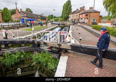 NORTHAMPTONSHIRE, Großbritannien - 25. Mai 2022. Die Schleusenwärterin, eine freiwillige Helferin, betreibt die Schleuse in Stoke Bruerne, einem historischen Dorf am Grand Union Canal Stockfoto