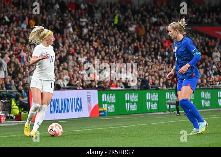 Wembley, London, Großbritannien. 8. Okt 2022. Wembley, London, Großbritannien. 8. Okt 2022. Chloe Kelly aus England über den Angriff während des Freundschaftspakts der Women's International zwischen England und den USA, Wembley October (Karl W Newton/SPP) Quelle: SPP Sport Press Foto. /Alamy Live News Stockfoto