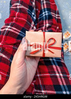 Geschenkbox mit roten Streifen für Weihnachten, Neujahr Geschenke Stockfoto