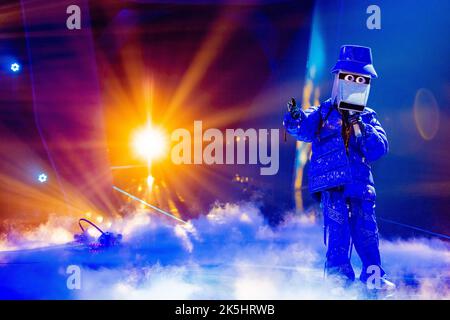 Köln, Deutschland. 08. Oktober 2022. Die Figur 'The Pipe' ist in der ProSieben-Show 'The Masked Singer' auf der Bühne. Quelle: Rolf Vennenbernd/dpa/Alamy Live News Stockfoto