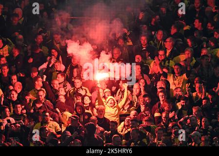 DORTMUND - die Fans von Borussia Dortmund feiern das Tor von Anthony Modeste von Borussia Dortmund beim Bundesligaspiel zwischen Borussia Dortmund und dem FC Bayern München am 8. Oktober 2022 im Signal Iduna Park in Dortmund. ANP | Dutch Height | GERRIT AUS KÖLN Stockfoto