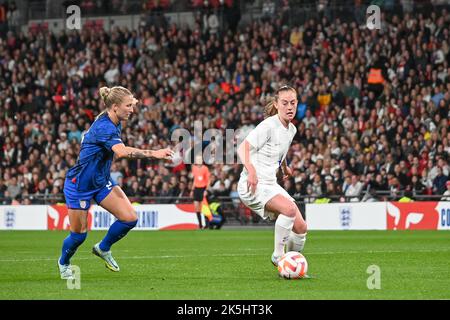 Wembley, London, Großbritannien. 8. Okt 2022. Wembley, London, Großbritannien. 8. Okt 2022. Keira Walsh aus England schirmt den Ball während der Women's International Friendly between England gegen USA, Wembley October (Karl W Newton/SPP) Quelle: SPP Sport Press Foto. /Alamy Live News Stockfoto