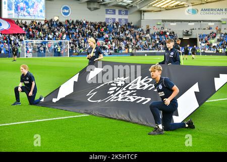 Brighton, Großbritannien. 08. Oktober 2022. Vor dem Premier League-Spiel zwischen Brighton & Hove Albion und Tottenham Hotspur am 8. 2022. Oktober im Amex in Brighton, England, gibt es keinen Platz für ein Rassismus-Banner. (Foto von Jeff Mood/phcimages.com) Quelle: PHC Images/Alamy Live News Stockfoto