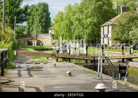 NORTHAMPTONSHIRE, Großbritannien - 25. Mai 2022. Kanal und Schleuse bei Stoke Bruerne, einem historischen Dorf am Grand Union Canal Stockfoto