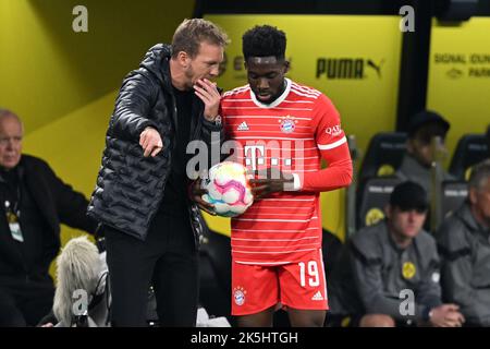 DORTMUND - (lr) FC Bayern München Trainer Julian Nagelsmann, Kingsley Coman vom FC Bayern München beim Bundesligaspiel zwischen Borussia Dortmund und dem FC Bayern München am 8. Oktober 2022 im Signal Iduna Park in Dortmund. ANP | Dutch Height | GERRIT AUS KÖLN Stockfoto