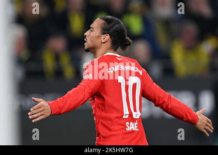 DORTMUND - Leroy Sane vom FC Bayern München feiert sein Tor beim Bundesliga-Spiel zwischen Borussia Dortmund und dem FC Bayern München am 8. Oktober 2022 im Signal Iduna Park in Dortmund. ANP | Dutch Height | GERRIT AUS KÖLN Stockfoto