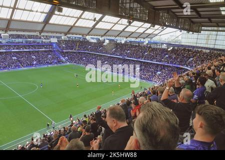 Fulham, London, Großbritannien. 8. Oktober 2022. Chelsea Football Club gewinnt 3-0 gegen Wölfe in ihrem Spiel 8. der Premier League 2022/23 Saison Hier gesehen: ChelseaÕs zweites Tor von Kai Havertz gefeiert von der Mannschaft und Fans Kredit: Motofoto/Alamy Live News Stockfoto