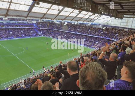 Fulham, London, Großbritannien. 8. Oktober 2022. Chelsea Football Club gewinnt 3-0 gegen Wölfe in ihrem Spiel 8. der Premier League 2022/23 Saison Hier gesehen: ChelseaÕs zweites Tor von Kai Havertz gefeiert von der Mannschaft und Fans Kredit: Motofoto/Alamy Live News Stockfoto