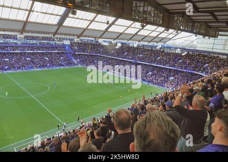 Fulham, London, Großbritannien. 8. Oktober 2022. Chelsea Football Club gewinnt 3-0 gegen Wölfe in ihrem Spiel 8. der Premier League 2022/23 Saison Hier gesehen: ChelseaÕs zweites Tor von Kai Havertz gefeiert von der Mannschaft und Fans Kredit: Motofoto/Alamy Live News Stockfoto