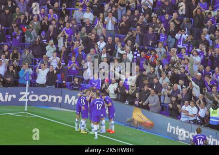 Fulham, London, Großbritannien. 8. Oktober 2022. Chelsea Football Club gewinnt 3-0 gegen Wölfe in ihrem Spiel 8. der Premier League 2022/23 Saison Hier gesehen: ChelseaÕs zweites Tor von Kai Havertz gefeiert von der Mannschaft und Fans Kredit: Motofoto/Alamy Live News Stockfoto