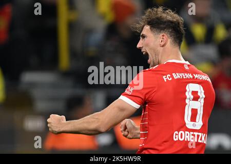 DORTMUND - Leon Goretzka vom FC Bayern München feiert am 8. Oktober 2022 im Signal Iduna Park in Dortmund ein Tor beim Bundesligaspiel zwischen Borussia Dortmund und dem FC Bayern München. ANP | Dutch Height | GERRIT AUS KÖLN Stockfoto