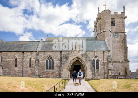 DORSET, Großbritannien - 06. Juli 2022. Ehepaar besucht die Pfarrkirche von Saint Edward in Corfe Castle, Dorset, Großbritannien Stockfoto