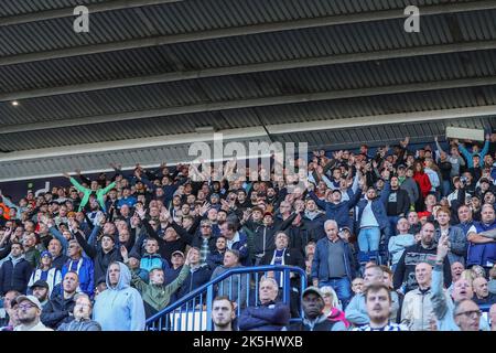 West Bromwich, Großbritannien. 08. Oktober 2022. West Bromwich Albion Fans singen während des Sky Bet Championship Spiels West Bromwich Albion gegen Luton Town im Hawthorns, West Bromwich, Großbritannien, 8.. Oktober 2022 (Foto von Gareth Evans/News Images) in West Bromwich, Großbritannien am 10/8/2022. (Foto von Gareth Evans/News Images/Sipa USA) Quelle: SIPA USA/Alamy Live News Stockfoto