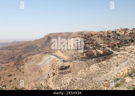 Yefren, Libyen. 8. Oktober 2022. (ANMERKUNG DER REDAKTION: Bild aufgenommen mit einer Drohne).eine Luftaufnahme der Stadt Yefren. (Bild: © Islam Alatrash/SOPA Images via ZUMA Press Wire) Stockfoto