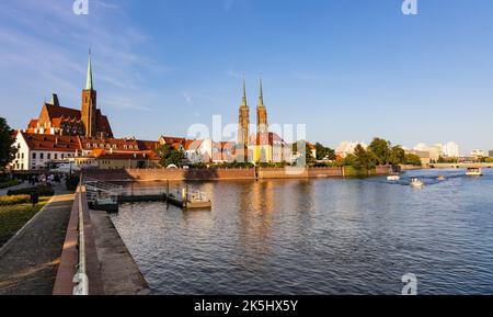 Wroclaw, Polen - 19. Juli 2022: Panoramablick auf die Insel Ostrow Tumski mit dem Kollegium des Heiligen Kreuzes und der gotischen Kathedrale St. Johannes des Täufers über Odra Stockfoto