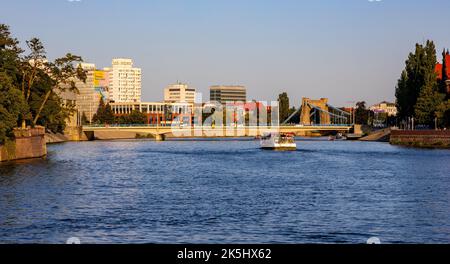 Breslau, Polen - 19. Juli 2022: Panoramablick auf die Innenstadt von Wrocław mit Friedensbrücke der größte Teil von Pokoju über den Fluss Odra vom historischen Altstadtviertel aus gesehen Stockfoto