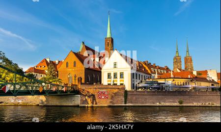 Wroclaw, Polen - 19. Juli 2022: Panoramablick auf die Insel Ostrow Tumski mit dem Kollegium des Heiligen Kreuzes und der Kathedrale St. Johannes des Täufers über der Odra Stockfoto