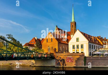 Wroclaw, Polen - 19. Juli 2022: Panoramablick auf die Insel Ostrow Tumski mit dem Kollegium des Heiligen Kreuzes und der Kathedrale St. Johannes des Täufers über der Odra Stockfoto