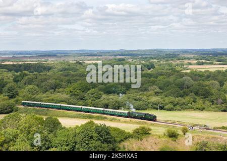 DORSET, Großbritannien - 06. Juli 2022. Dampfzug in englischer Landschaft. Historische Swanage-Eisenbahn, Bezirk Purbeck, Dorset Stockfoto