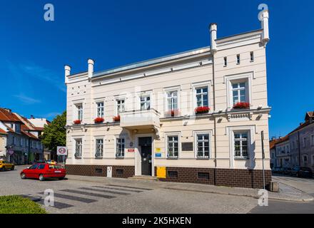 Swiebodzice, Polen - 20. Juli 2022: Zeitgenössisches Rathaus Ratusz Miejski in der Zeromskiego Straße in der historischen Altstadt von Swiebodzice Stockfoto