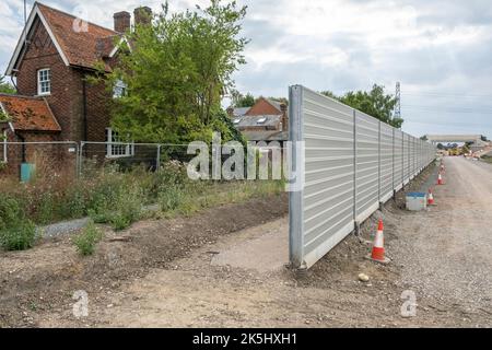 WINSLOW, Großbritannien – 29. Juli 2022. Lärmschutzbarriere für die Eisenbahnstrecke, die Häuser an der Verney Junction schützt. Bau der neuen Eisenbahnlinie East West Rail zwischen Oxfo Stockfoto