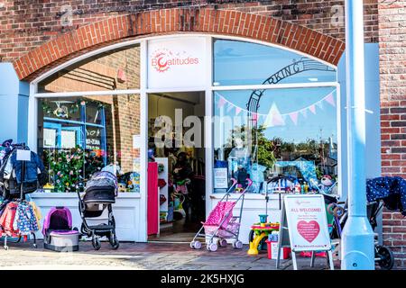 Dorking Surrey Hills UK, Oktober 08 2022, Childrens Charity Shop Fenster und Eingang ohne Personen Stockfoto