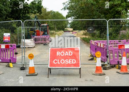 BUCKINGHAMSHIRE, Großbritannien - 29. Juli 2022. Straßenschild geschlossen. Straßenarbeiten auf einer ländlichen Landstraße Stockfoto