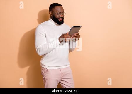 Foto von fokussierten Kerl Manager verwenden Tablet Video Seminar Technologie isoliert Pastellfarben Hintergrund ansehen Stockfoto