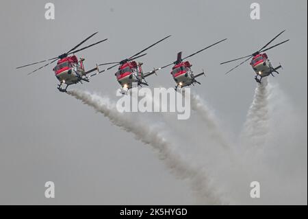 Chandigarh, Delhi, Indien. 8. Oktober 2022. Der Hubschrauber der Indian Air Force Sarang fliegt während der Feierlichkeiten zum Indian Airforce Day 90. in Chandigarh über einen See. (Bild: © Kabir Jhangiani/ZUMA Press Wire) Stockfoto