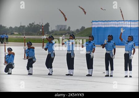 Chandigarh, Delhi, Indien. 8. Oktober 2022. Soldaten der indischen Luftwaffe (IAF) zeigen ihre Fähigkeiten, während sie Gewehre in die Luft werfen, während die Feierlichkeiten zum Tag der indischen Luftwaffe 90. auf der indischen Luftwaffenstation in Chandigarh stattfinden. (Bild: © Kabir Jhangiani/ZUMA Press Wire) Stockfoto