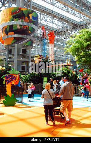 Eine Familie genießt die Indoor-Achterbahnen und den Vergnügungspark, Teil des Nick Universe in der Mall of America, in Minnesota Stockfoto