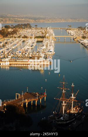 Eine hohe Klippe bietet eine Luftansicht von Booten und Schiffen in Dana Point Marina und Hafen in Orange County California und erstreckt sich bis zum Pazifik Stockfoto