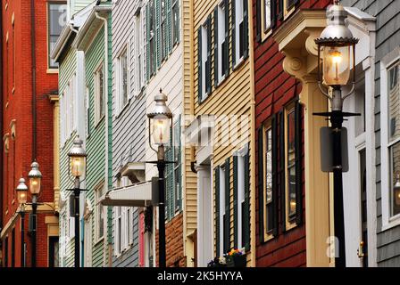Colonial Row Houses und historische Straßenlaternen säumen eine historische Straße in Charlestown, Massachusetts, in der Nähe von Boston Stockfoto