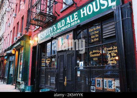 Das McSorley's Old Ale House ist ein historischer Irish Pub in New York City aus dem 19.s. Jahrhundert und ist eine Bar und Taverne, die für den St. Patricks Day berühmt ist Stockfoto