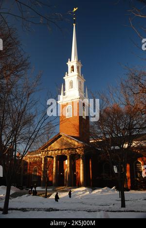 Die Harvard University Memorial Church steht im Winter auf dem Harvard Yard, auf dem Campus der Ivy League Schule Stockfoto