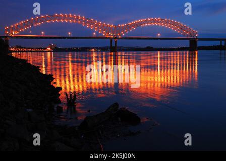 Die Lichter der Hernando De Soto Brücke zwischen Memphis, Tennessee und Arkansas spiegeln sich im Wasser des Mississippi Flusses Stockfoto