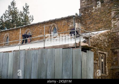 Arbeiter ersetzen Kirchendach nach Diebstahl von Blei von früheren Dach, St. Mary's Church, Burrough auf dem Hügel, Leicestershire, England, Großbritannien Stockfoto