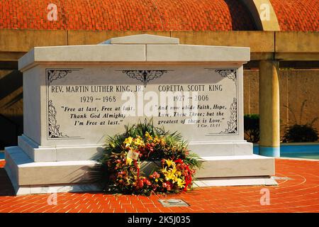 Am Grab und an der letzten Ruhestätte für Martin Luther und seine Frau Coretta Scott King in Atlanta wird ein Kranz aufgestellt Stockfoto