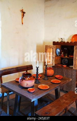 Ein nachgebrannter Speisesaal für die Mönche der Mission San Juan Capistrano in Kalifornien zeigt das demütige Leben der Mönche Stockfoto