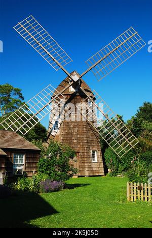 Eine historische Windmühle steht im Zentrum eines Museums, das das frühe koloniale ländliche Leben der Hamptons zeigt Stockfoto