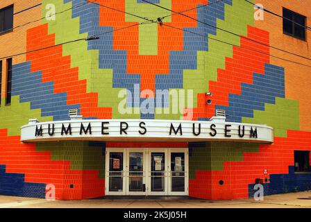 Der Eingang zum Mummers Museum in Philadelphia ist mit bunten Fliesen geschmückt und feiert die Mummers, die am Neujahrstag herauskommen Stockfoto
